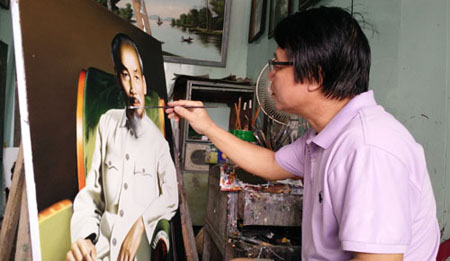 Họa sĩ Trần Hòa Bình gần 50 năm vẽ tranh truyền thần Bác Hồ.